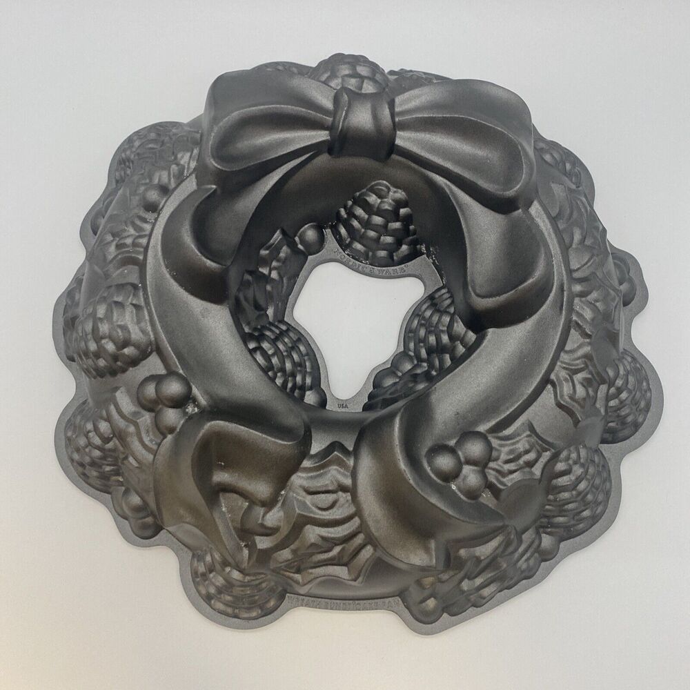 Nordic Ware Holiday Christmas Wreath Bundt Cake Mold Pan - Picture 1 of 7